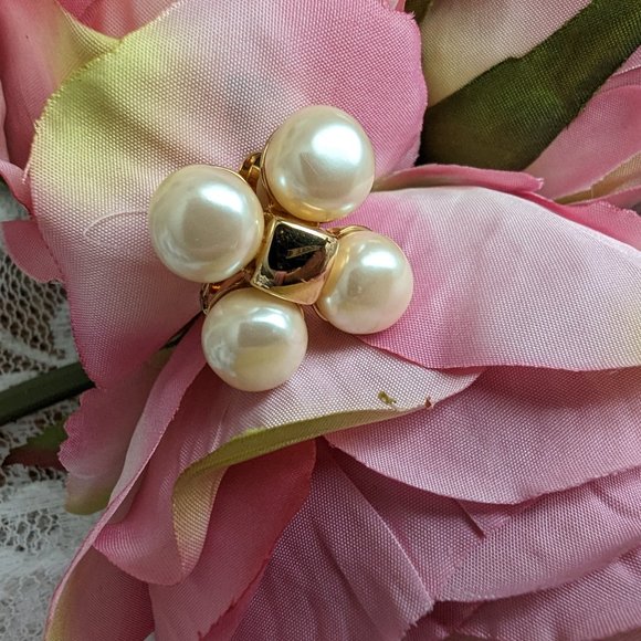 Vintage Courrèges Faux Pearl Earrings - Picture 5 of 7